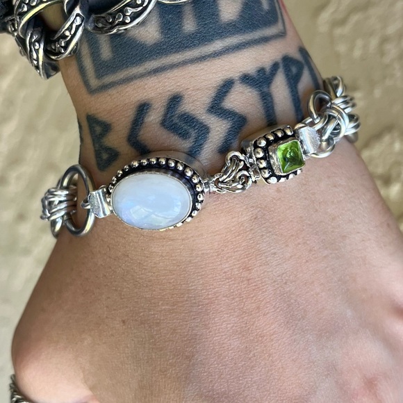 Handmade green peridot & moonstone maille link boho gemstones bracelet - Picture 8 of 15